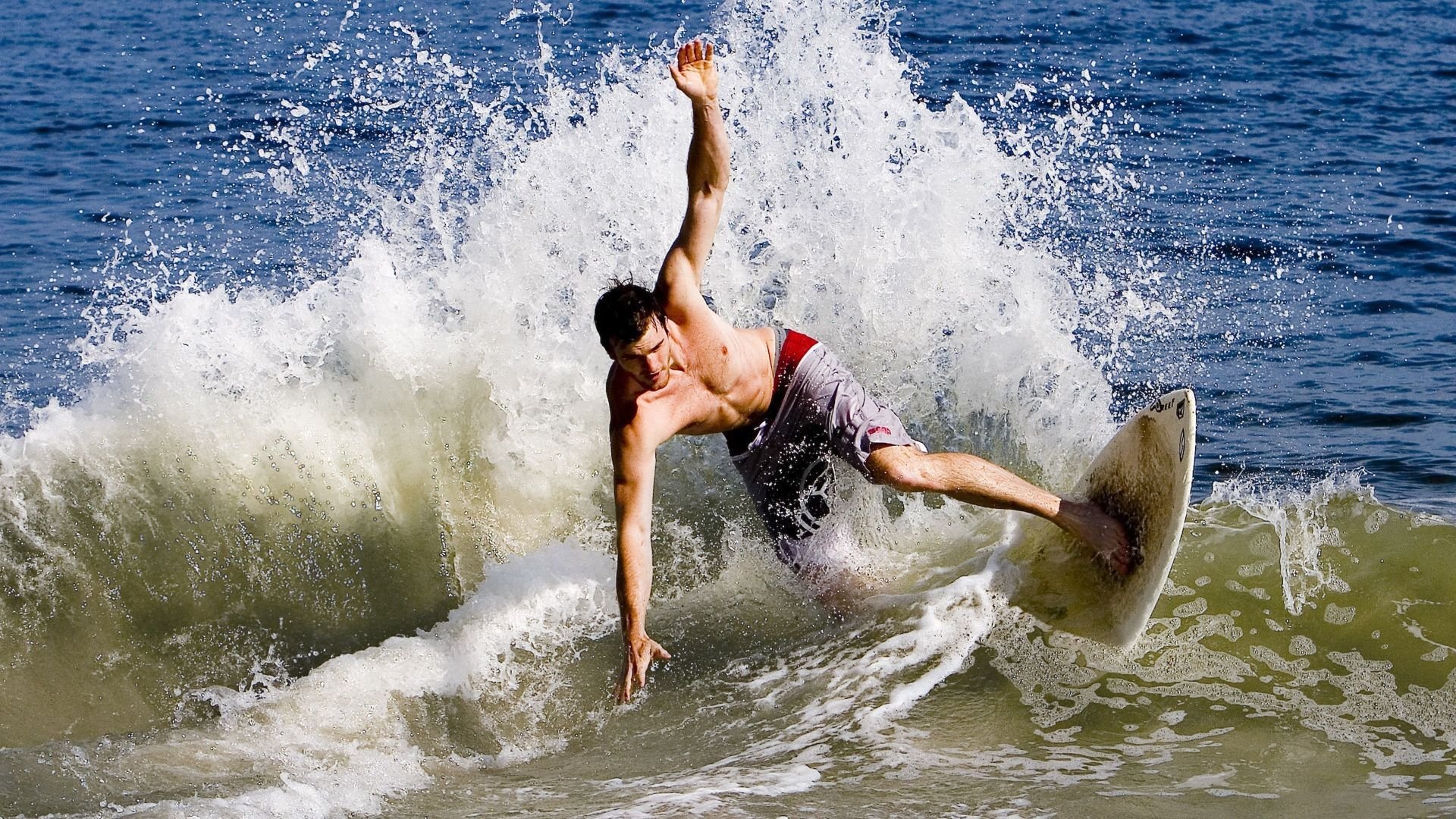 爱游戏官方入口-特色悬崖攀岩，挑战极限的勇气与体能考验，崖壁攀岩